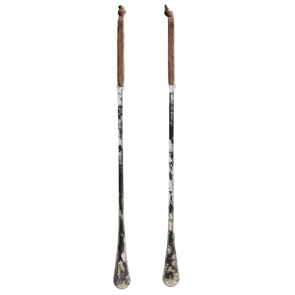 Kave Home Set dvou stříbrných skleněných vánočních ozdob Alsenia 20 cm